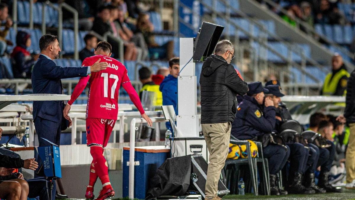 Waldo Rubio se marcha del campo tras ser expulsado frente al Albacete.