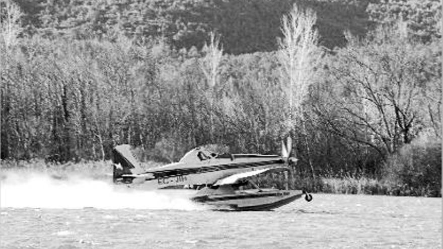 Un hidroavió recollia aigua divendres a l&#039;estany de Banyoles per apagar l&#039;incendi de l&#039;Ardenya.