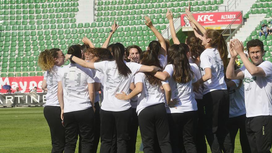 Las jugadoras del Elche CF Femenino celebraron el ascenso el domingo antes del derbi