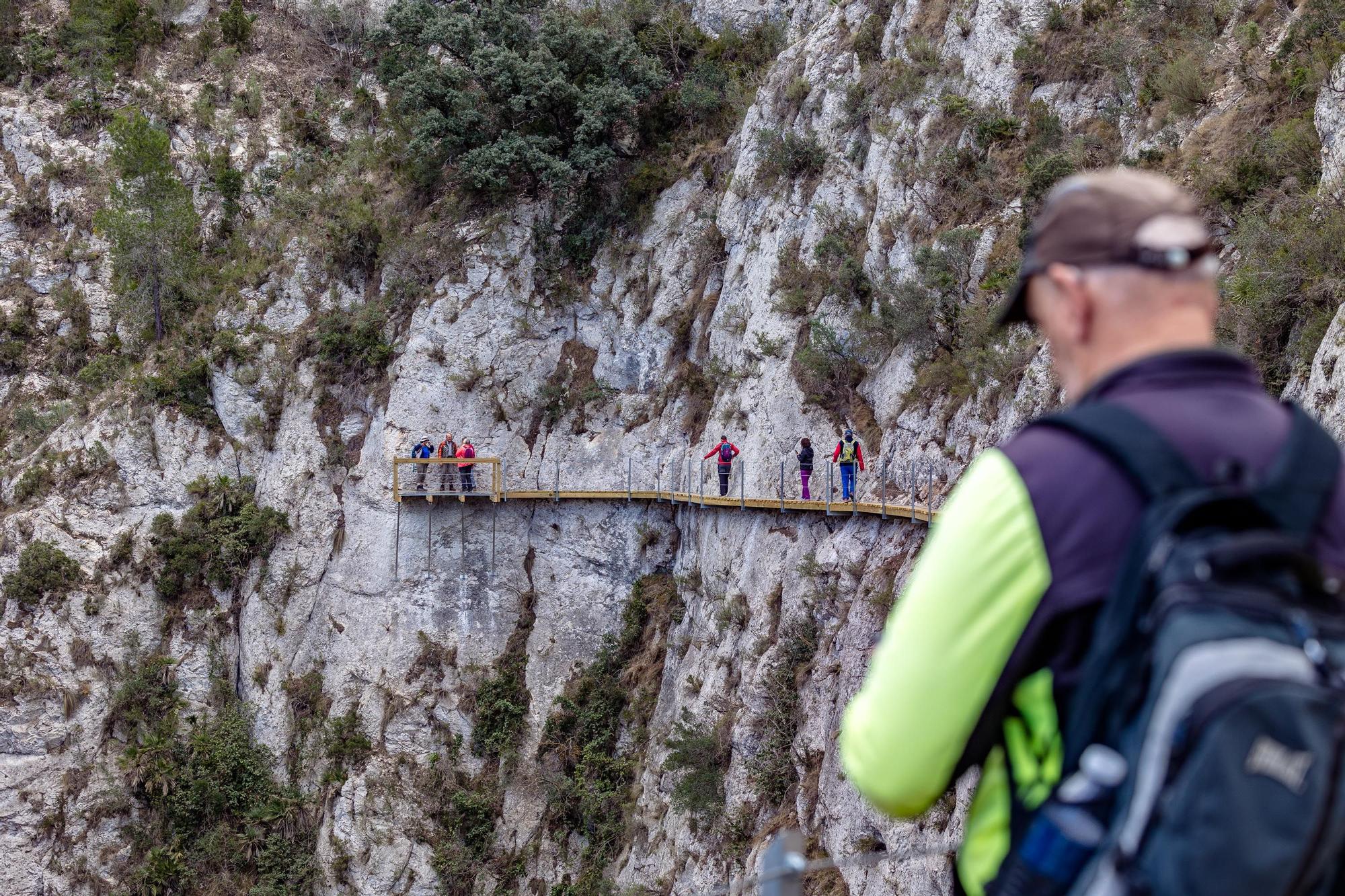 Una decisión que ha tomado el Ayuntamiento de esta pequeña localidad tras la "masiva afluencia" de turistas que se ha producido en las últimas semanas y que ha llevado a la necesidad de regular el acceso.