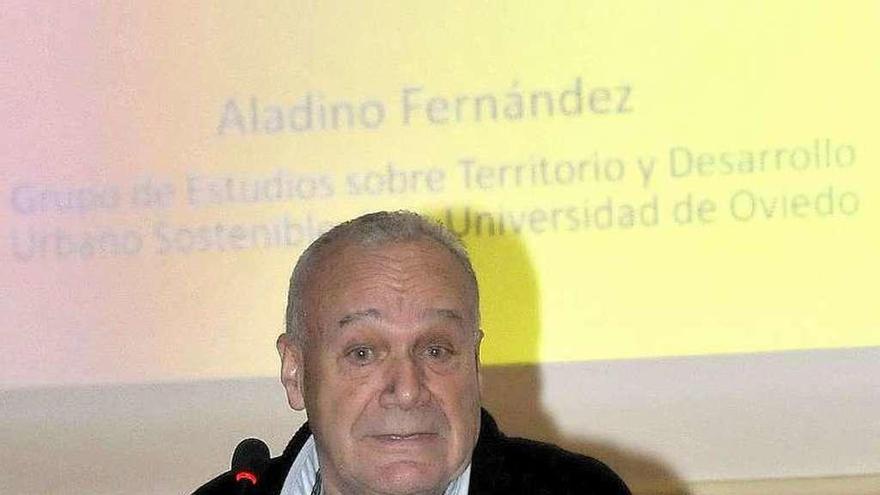 Aladino Fernández, durante su charla en La Felguera.