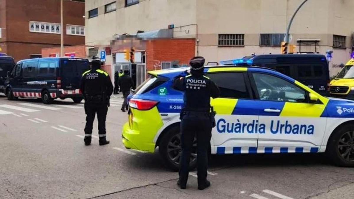 Agentes de la Guardia Urbana y de los Mossos d'Esquadra llevan a cabo una intervención en un local de L'Hospitalet.