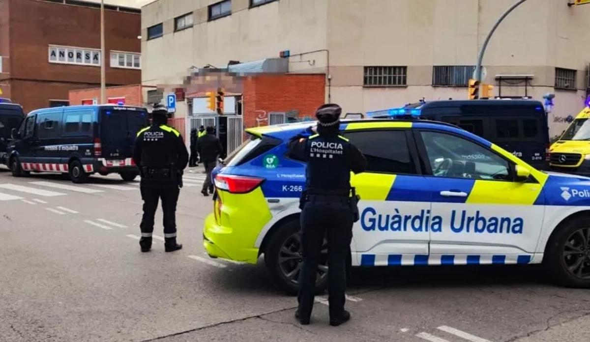 Agentes de la Guardia Urbana y de los Mossos d'Esquadra llevan a cabo una intervención en un local de L'Hospitalet.