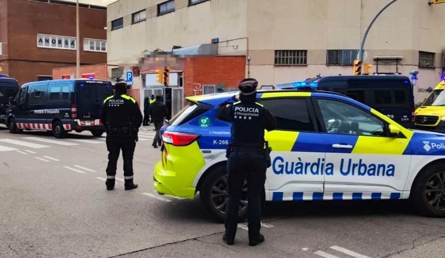 Agentes de la Guardia Urbana y de los Mossos d'Esquadra llevan a cabo una intervención en un local de L'Hospitalet.