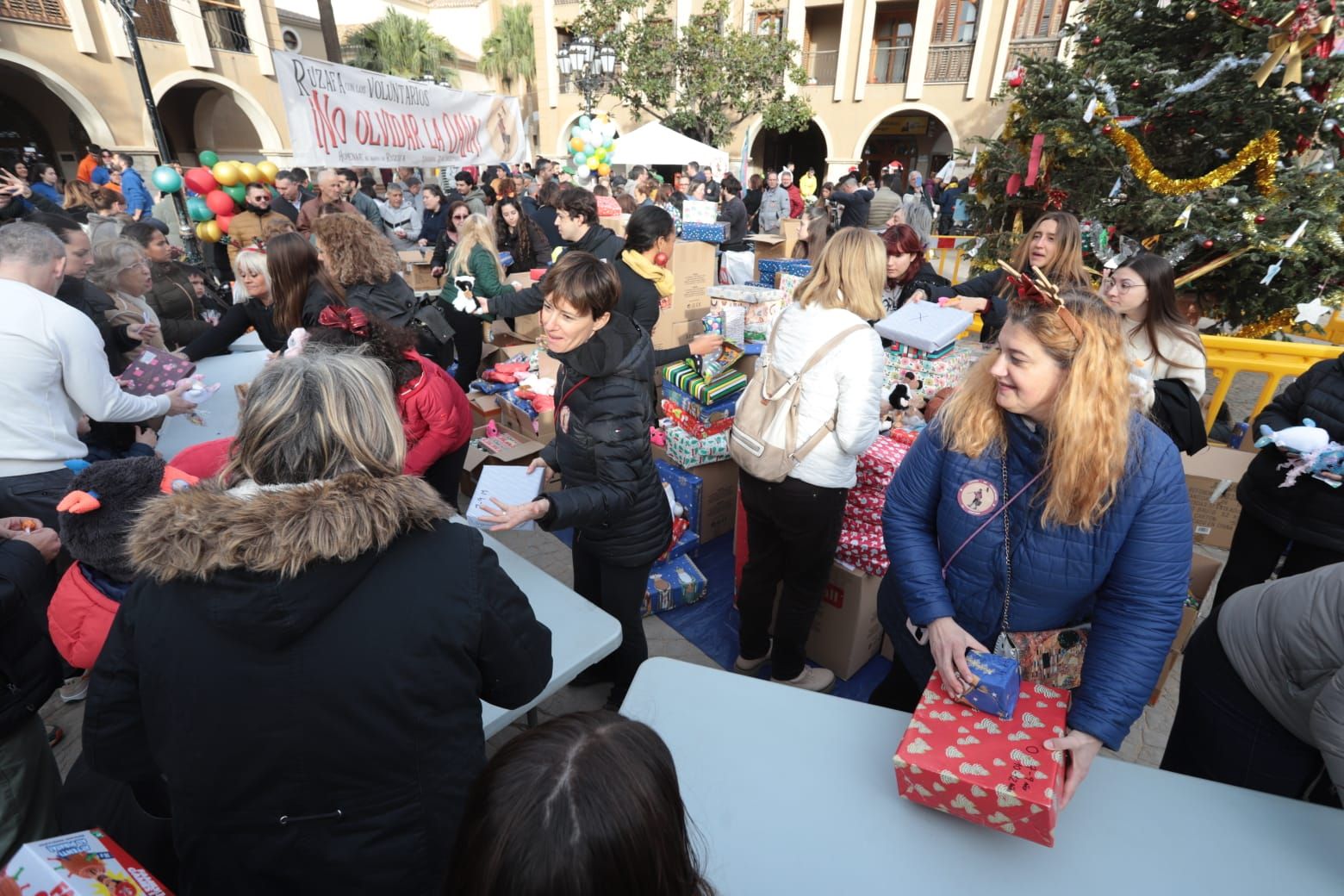 Entrega de regalos a los niños de Paiporta: los Reyes Magos en la zona cero