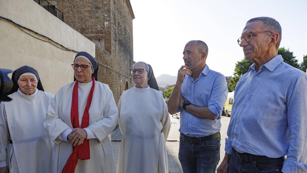 Gabriel Prat, a la dreta, amb sor Lucía i l'acalde, Marc Aloy