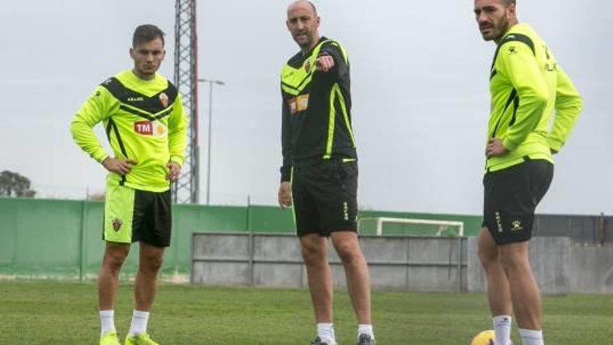 Xavi Torres y Borja, ayer, junto al readaptador Aitor Soler.