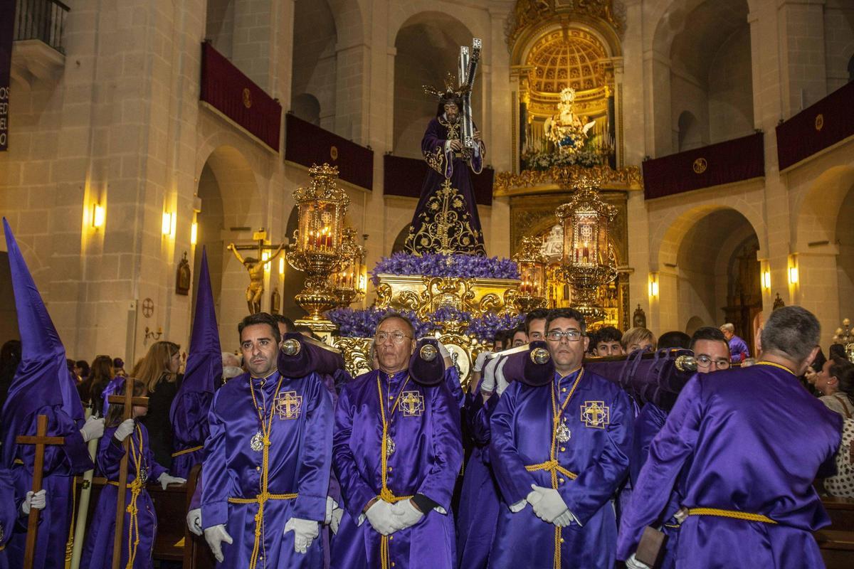 Pasión en la procesión de Nuestro Padre Jesús en la Concatedral de San Nicolás de Alicante