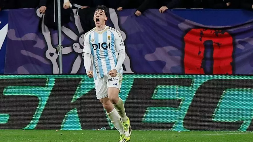 Alberto Reina acerca la victoria para el Oviedo después de anotar el gol que desempata el partido