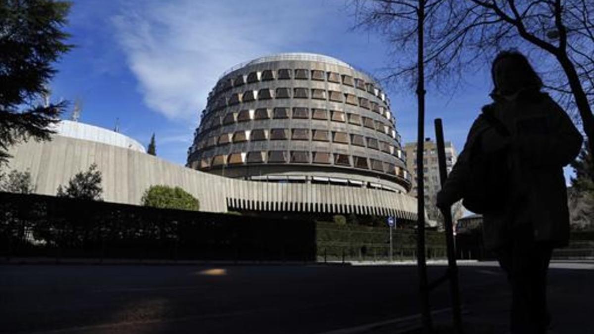 Una transeúnte pasa junto a la sede del Tribunal Constitucional, en Madrid.