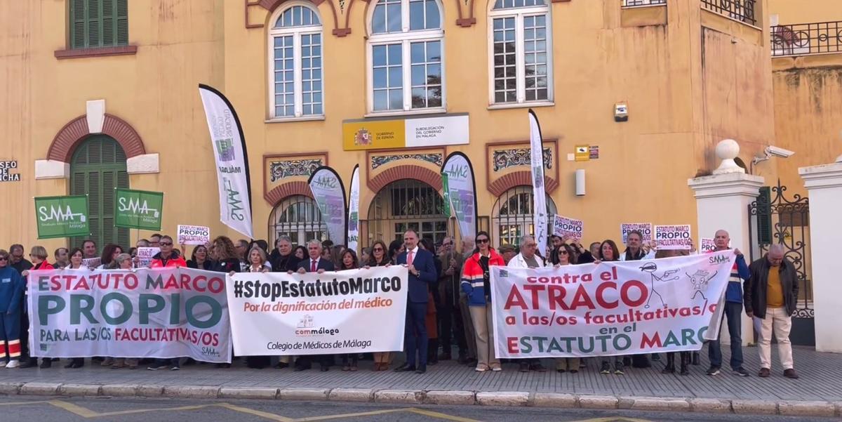 Protesta de médicos frente a la Subdelegación del Gobierno en contra de la reforma del Estatuto Marco.