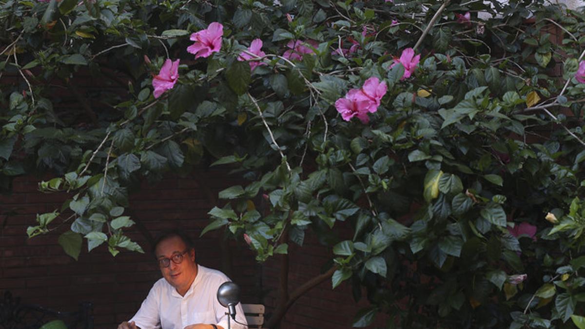 Joan Barril, en la terraza de su casa, en julio del 2013