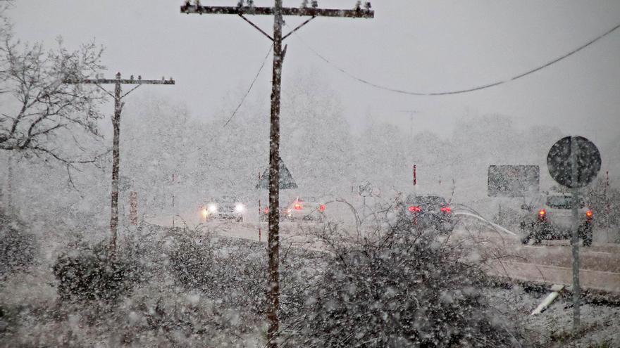 La nieve complica el tráfico en las carreteras de Castilla y León