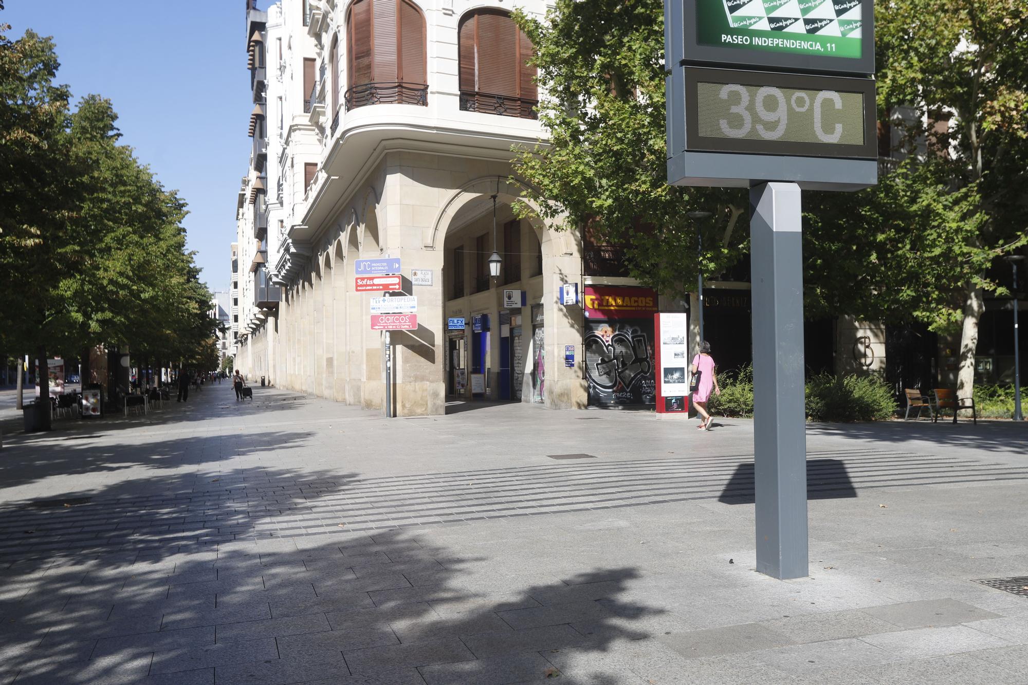 Paraguas y terrazas vacías: la estampa de la ola de calor en Zaragoza