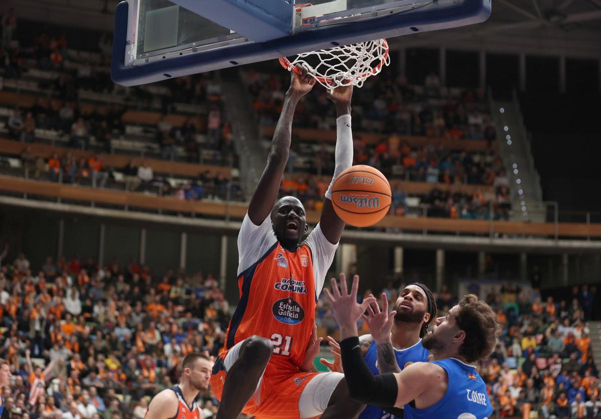 Ilimane Diop se cuelga del aro en el duelo de la primera vuelta ante el Melilla en el Coliseum.