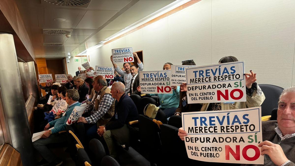 Vecinos de Trevías siguiendo el pleno, en la Junta General del Principado.