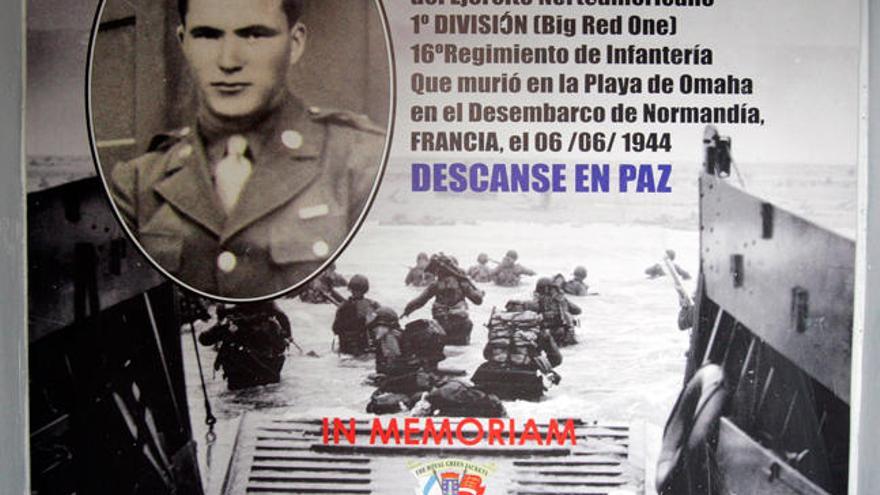 Detalle del cartel de homenaje al Día D, con la foto de Manuel Otero