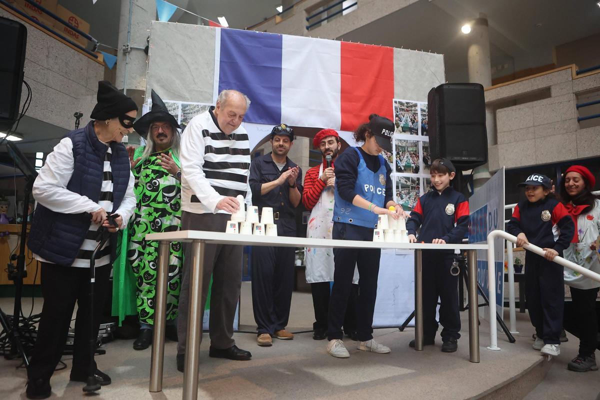 Carnaval en la residencia Torrente Ballester de A Coruña: la fiesta del robo en el Louvre