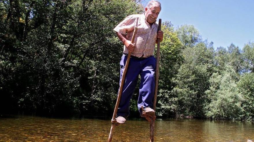 Pepín, de la Junta Vecinal de Trascastro de Luna (León), utiliza unas zancas en el río Omaña.