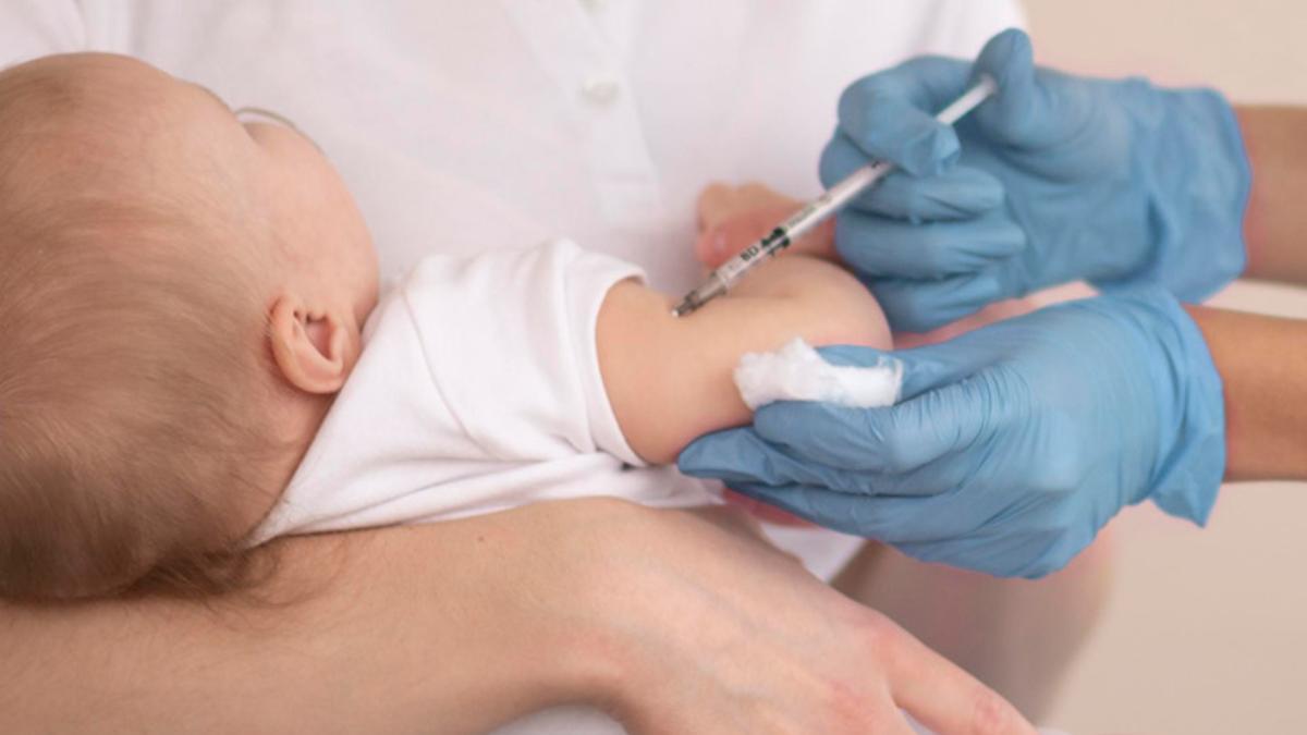 Un bebé es vacunado contra el virus respiratorio sincitial