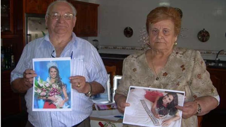 Emilio Fernández y Celia Acuña posan en su casa de Saiáns con las fotos de su nieta.