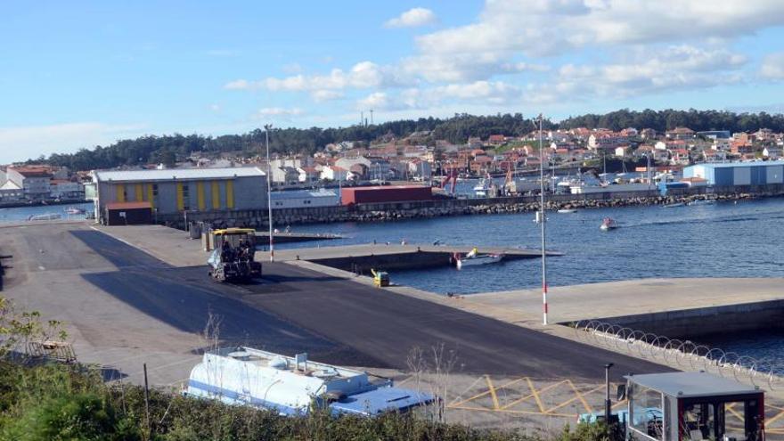 Tareas de asfaltado en el muelle de O Xufre. | // NOÉ PARGA