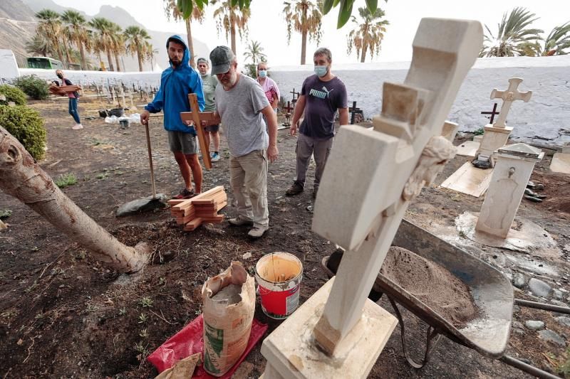 Reposición de cruces en el cementerio de San Andrés, en Santa Cruz de Tenerife.