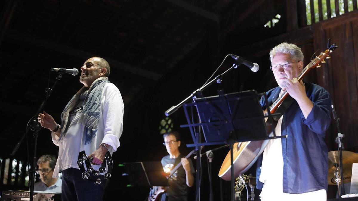 Chus Pedro y Manolo Peñayos, "Nuberu", en un reciente concierto.