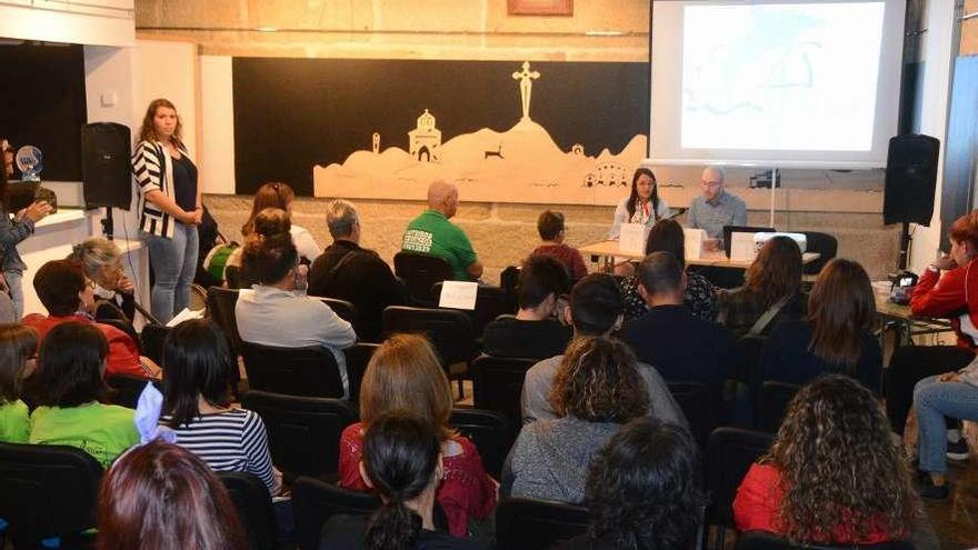 Un momento da presentación do libro &quot;Voces de Bueu&quot;, onte na sala Domínguez Búa. // Gonzalo Núñez