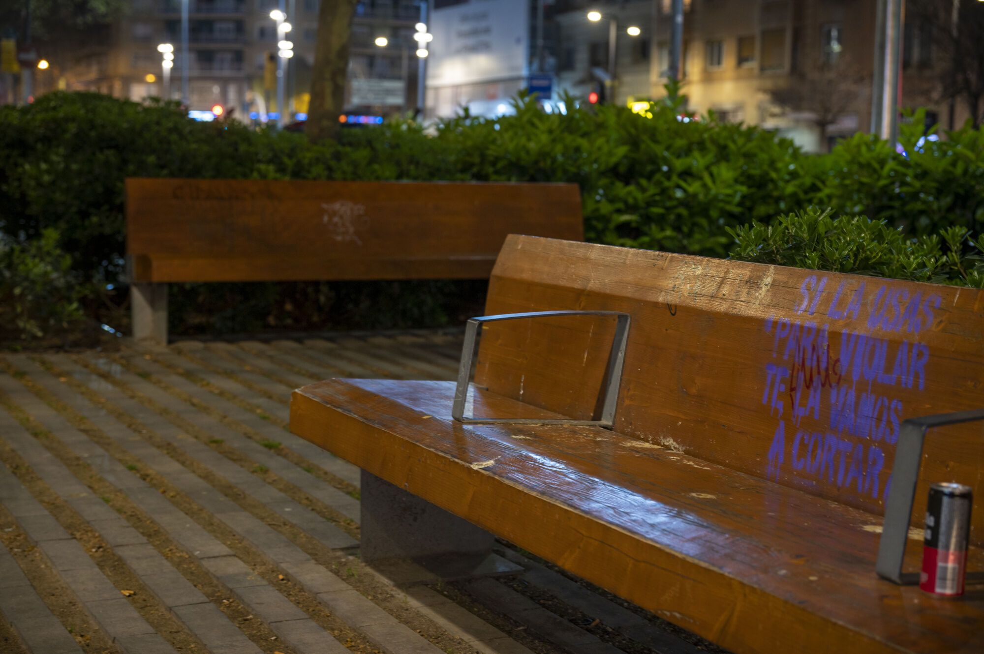 Barcelona. 23.03.2026. Barcelona. Banco en el paseo de Sant Joan. Fotografía de Jordi Cotrina