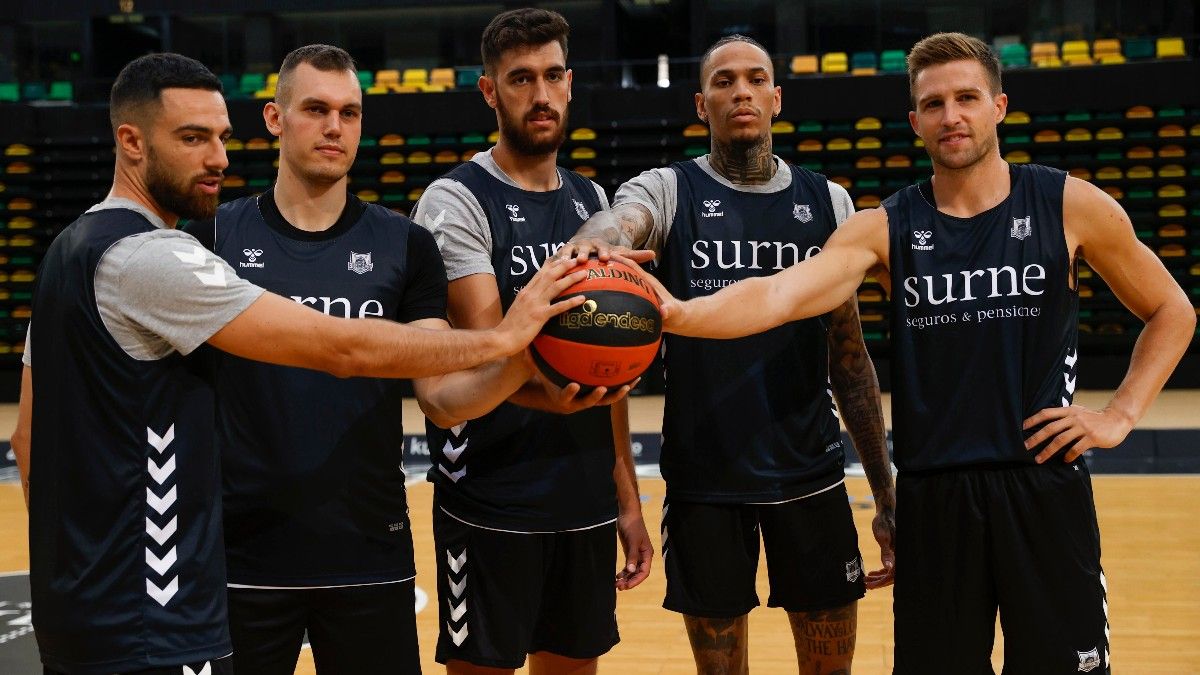 Xavi Rabaseda posando con los nuevos fichajes de Bilbao Basket