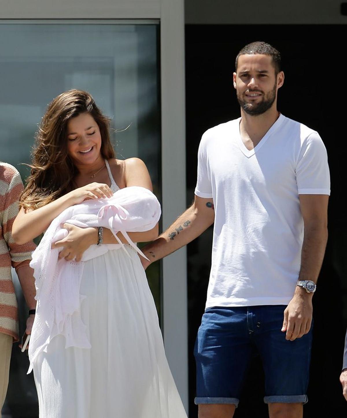 Malena Costa y Mario Suárez a la salida del hospital