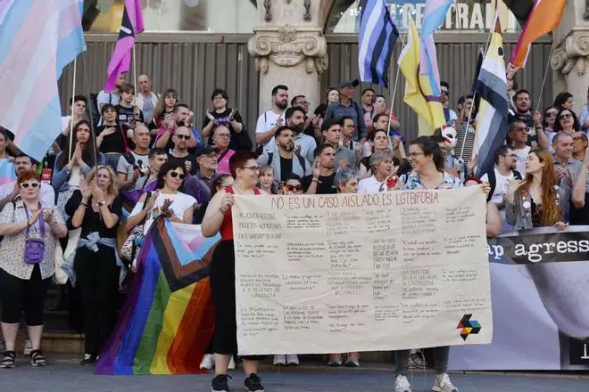 Varios colectivos se concentran en València por el día contra la LGTBIfobia