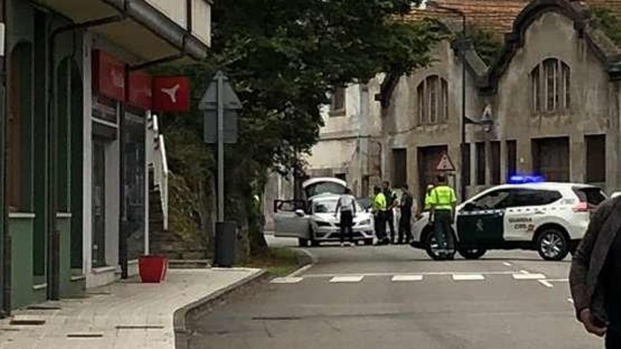 Agentes de la Guardia Civil junto al vehículo interceptado.