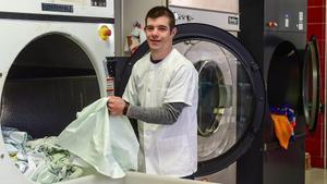 Raúl Lozano, con síndrome de Down, en la lavandería del hospital de Plasencia.