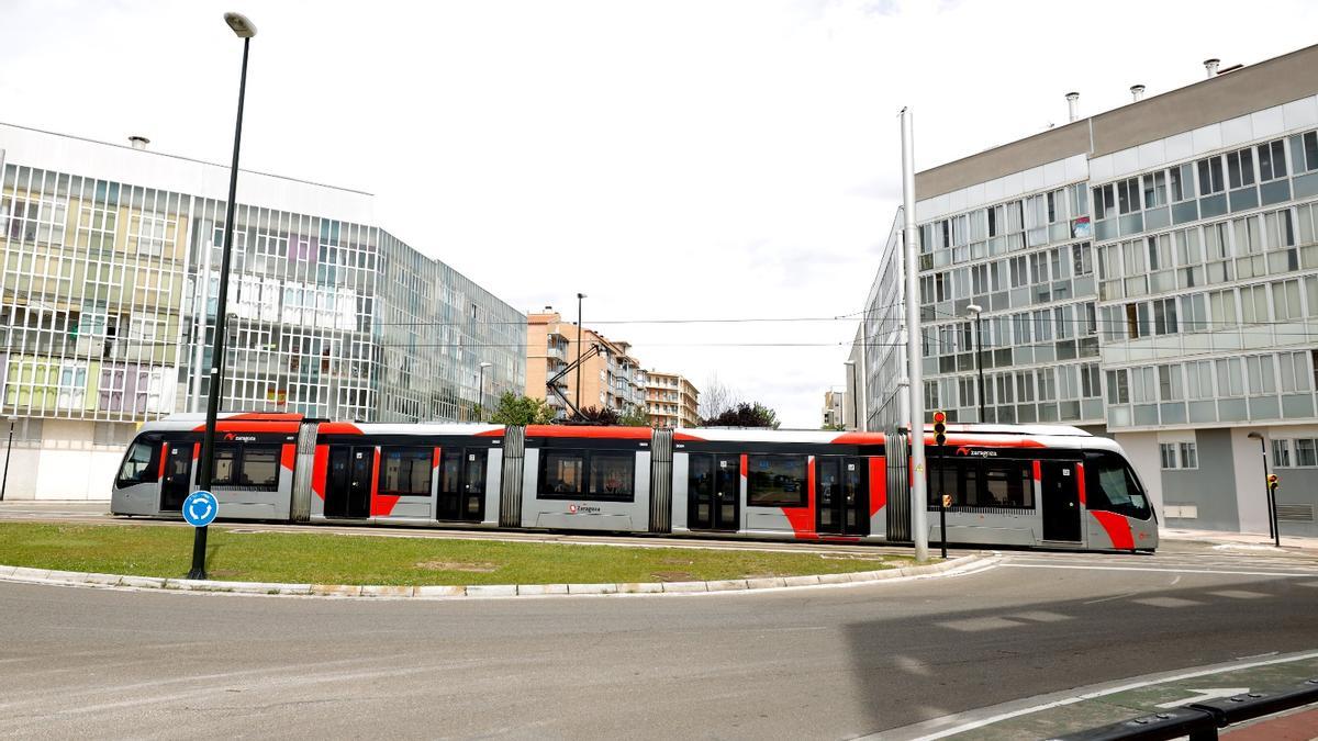 El tranvía pasa por el barrio de Parque Goya, en Zaragoza.