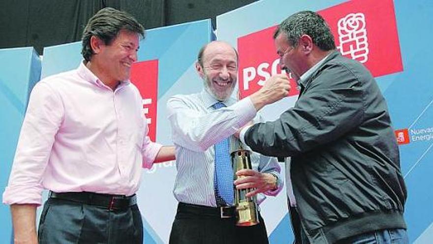 Javier Fernández, Alfredo Pérez Rubalcaba y Balbino Dosantos, ayer, en el colegio Aniceto Sela de Mieres durante la fiesta del PSOE local.