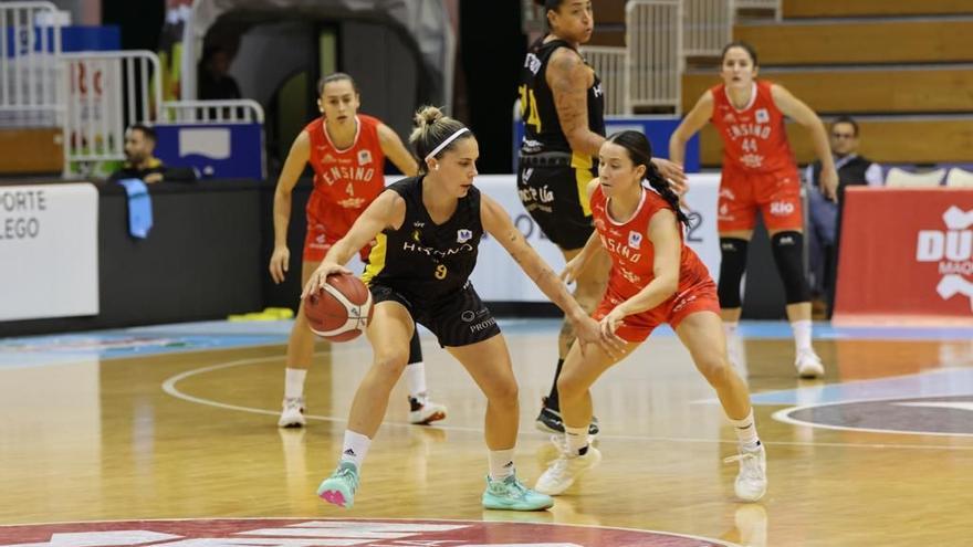 Marina Lizarazu, controlando el balón durante el partido