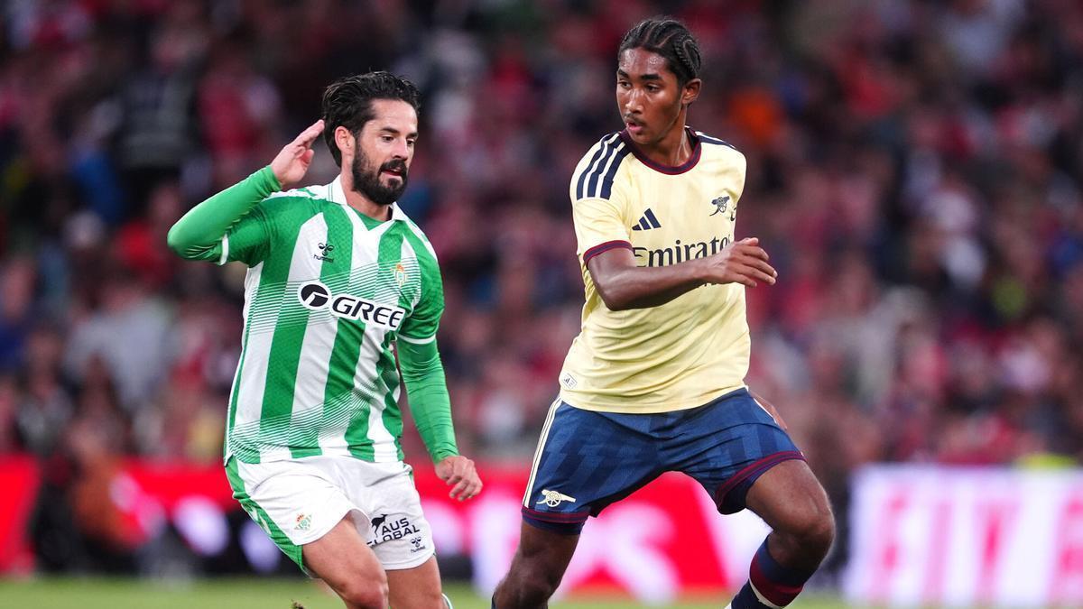 Marli Salmon, del Arsenal (d), e Isco Alarcón, del Real Betis, disputan el balón durante el partido amistoso de pretemporada entre ambos equipos en el Aviva Stadium.