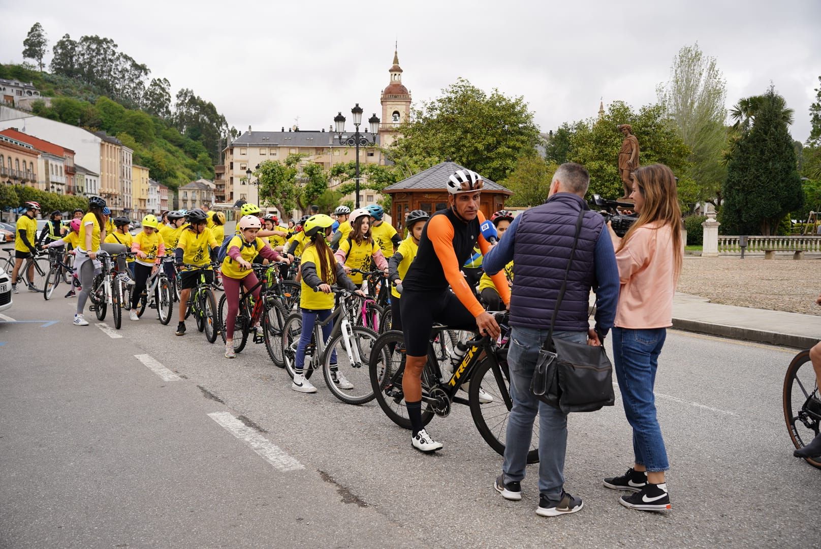En imágenes: el ciclista Óscar Pereiro pedalea con 150 estudiantes en Vegadeo