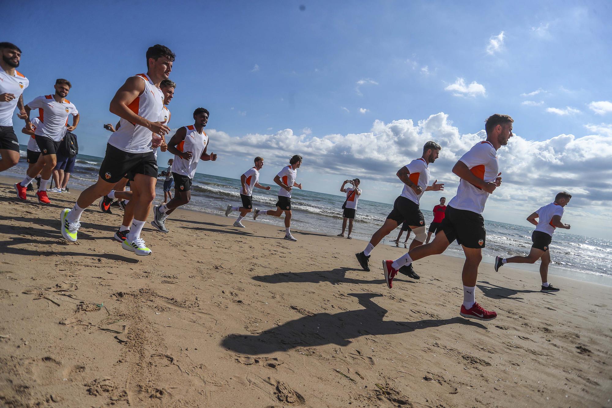 El Valencia CF se entrena en la playa