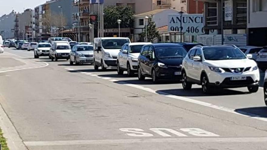 Cues de cotxes al centre de Sant Antoni de Calonge.