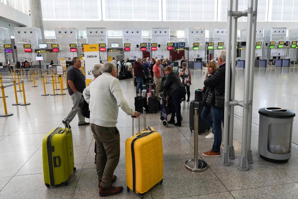 Mucha gente aprovecha para volver a sus países ante el avance del coronavirius.