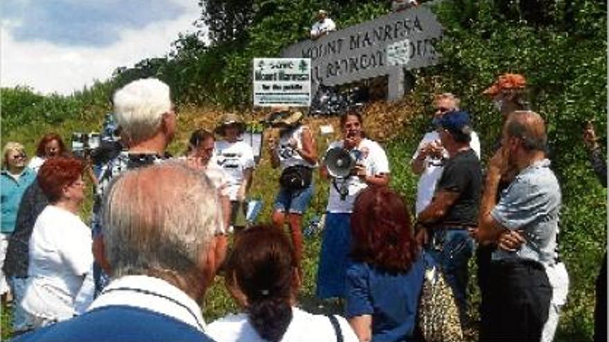 Membres de Save Mount Manresa, durant una de les seves protestes per salvar la fauna i les capelles del turó