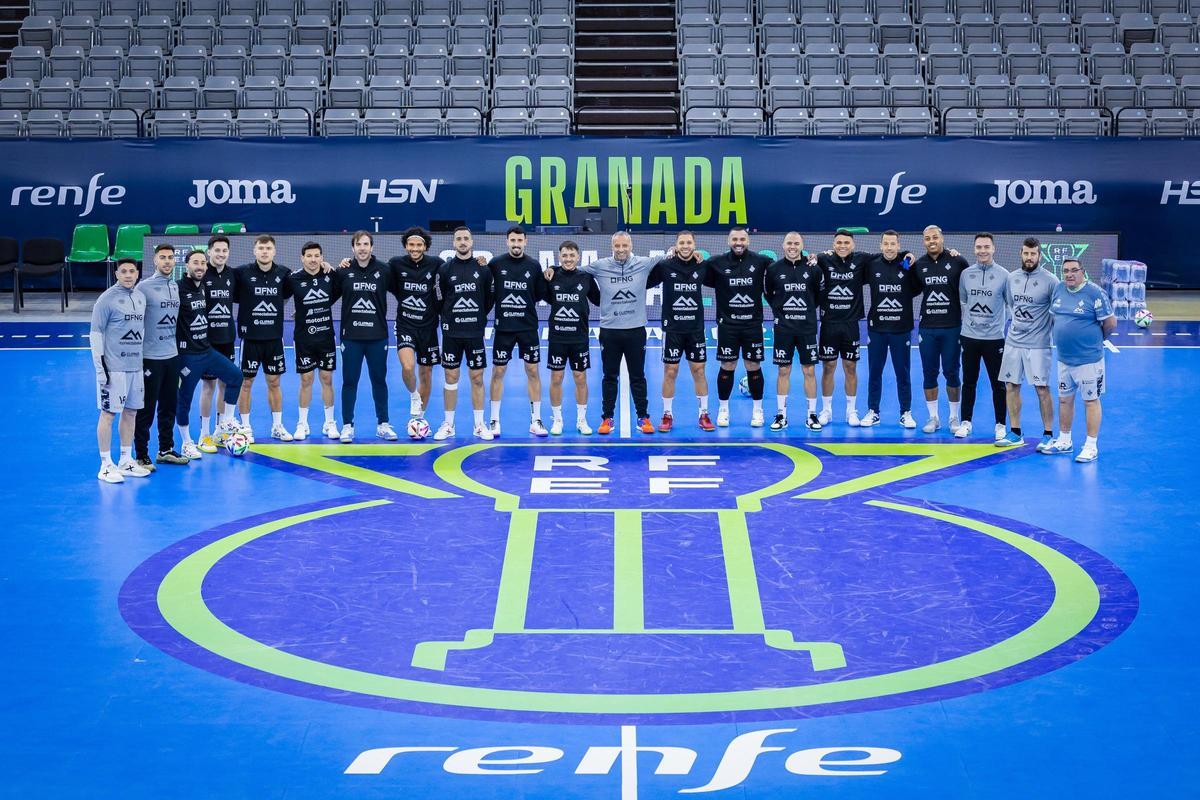 Los jugadores y cuerpo técnico del Palma Futsal posan este viernes en el Palacio de los Deportes de Granada