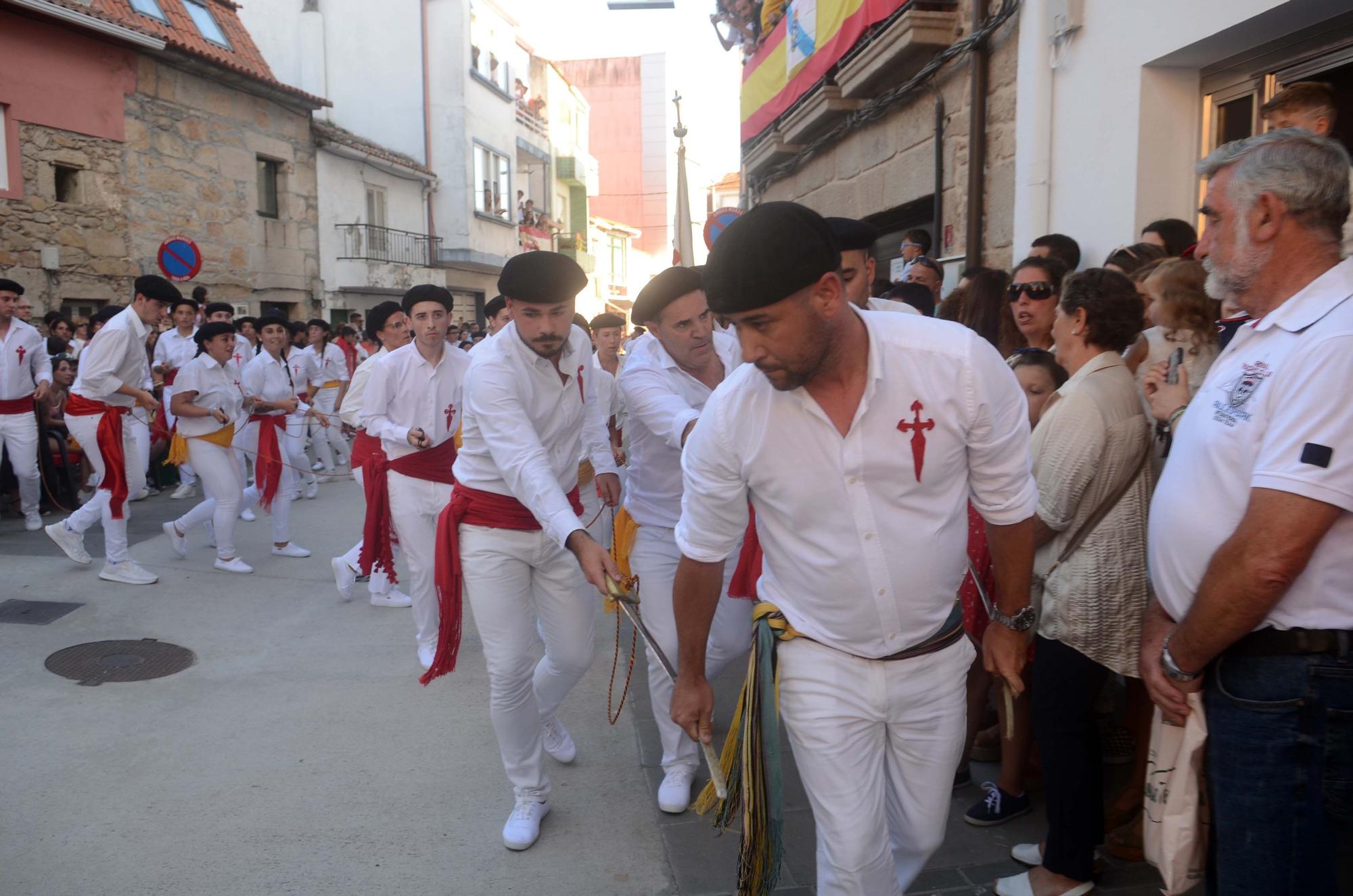 La "Danza de las Espadas" recupera en Carril todo su esplendor