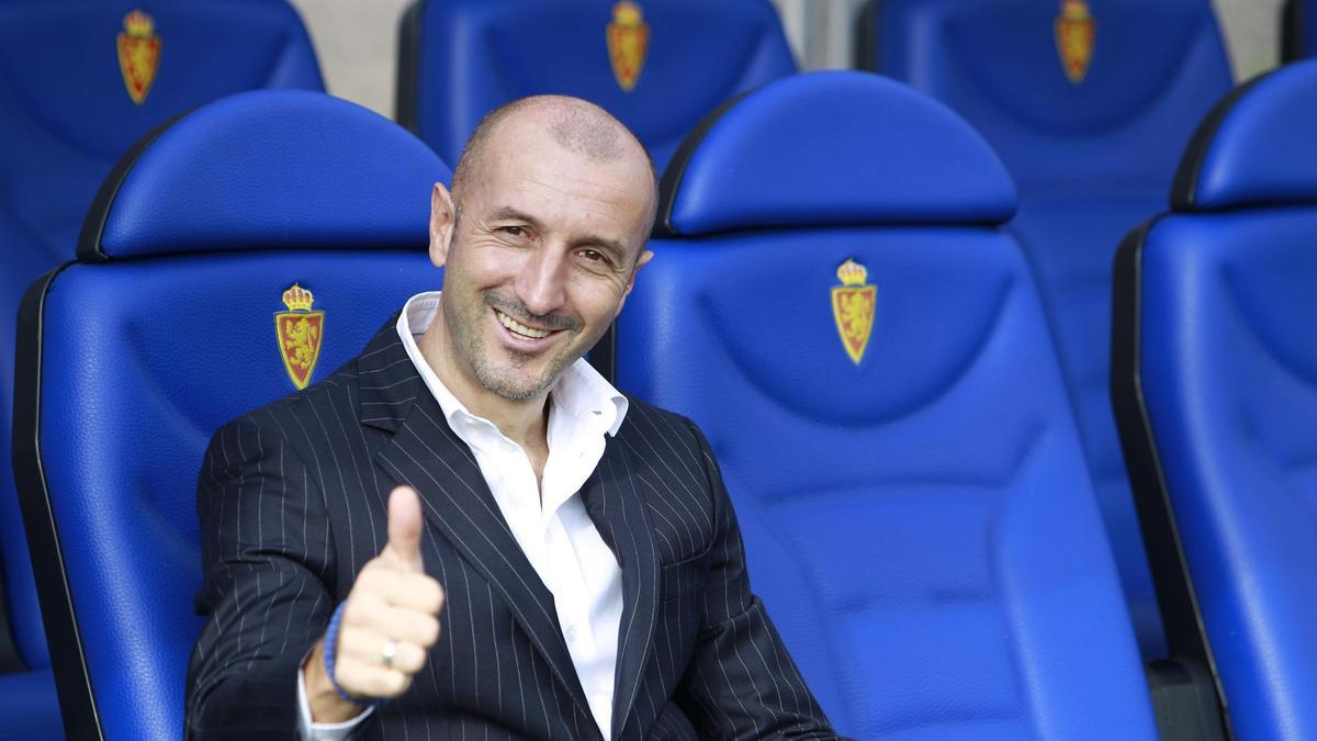 Popovic, sonriente en el banquillo de La Romareda.
