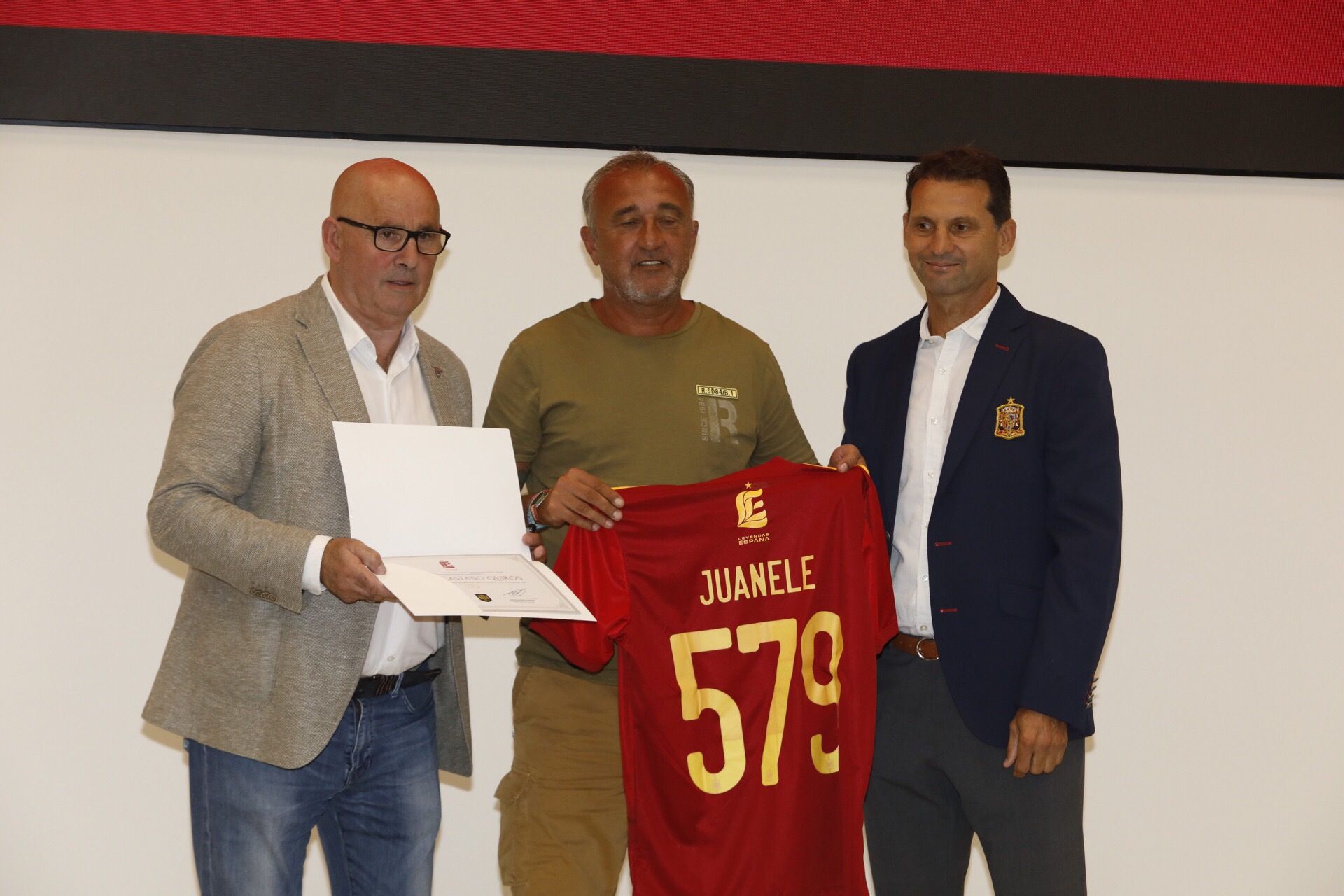 En imágenes: Así fue el homenaje a los futbolistas asturianos que han vestido la roja