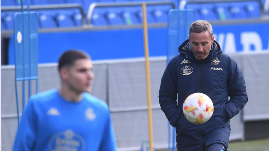 Óscar Cano controla una pelota en un entrenamiento de Riazor con Retu en primer plano. |  // CARLOS PARDELLAS