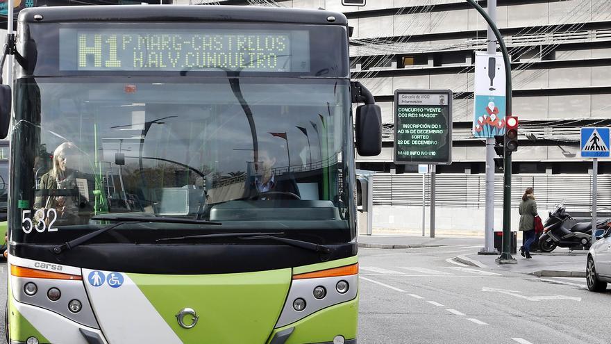 Autobús de una de las líneas de Vitrasa que llega al parque de Castrelos.